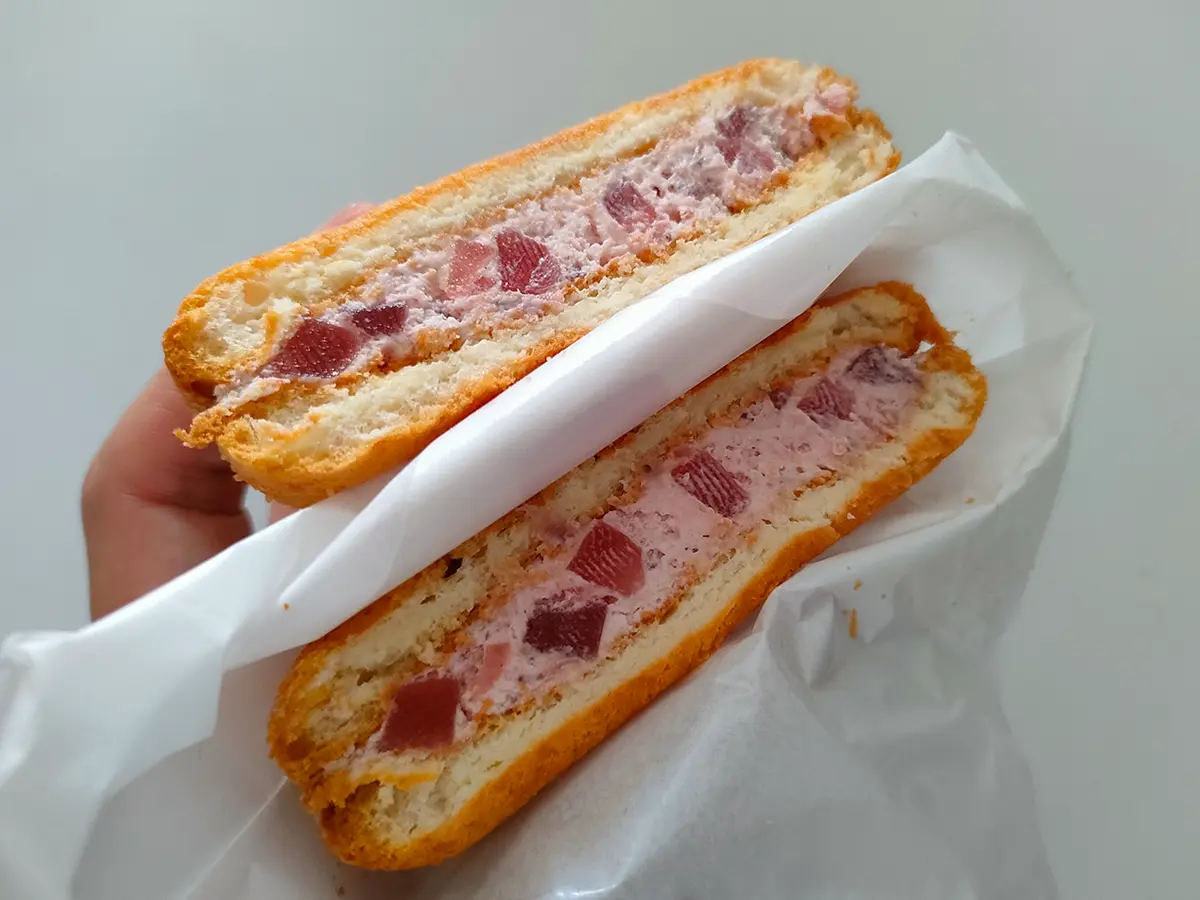 六花亭　バーガー　苺　断面