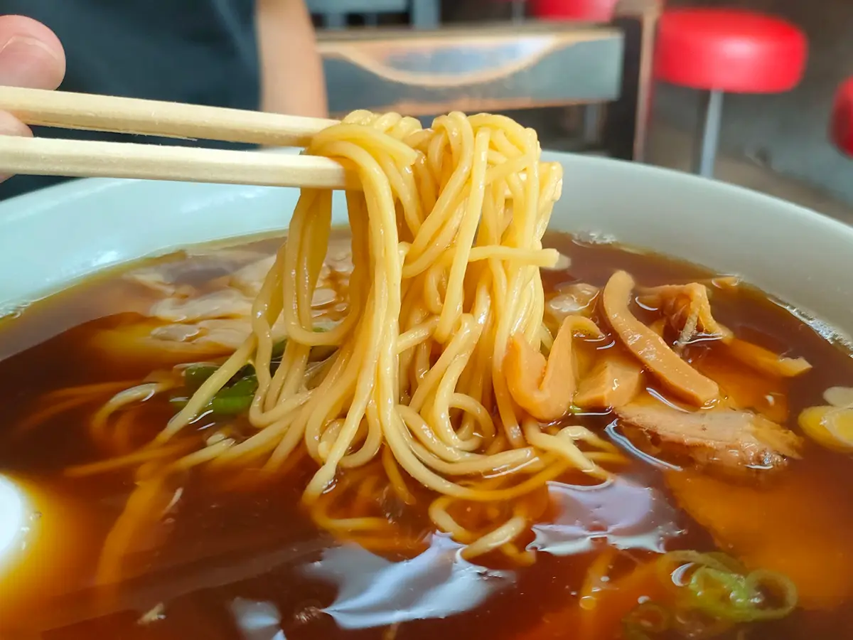 鳳蘭　ワンタンメン　正油　麺