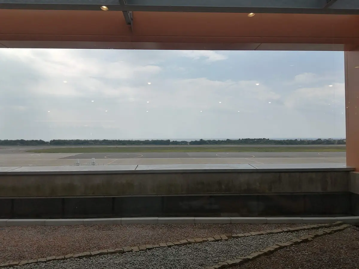 函館グルメポート 函館空港 フードコート カウンター席 滑走路